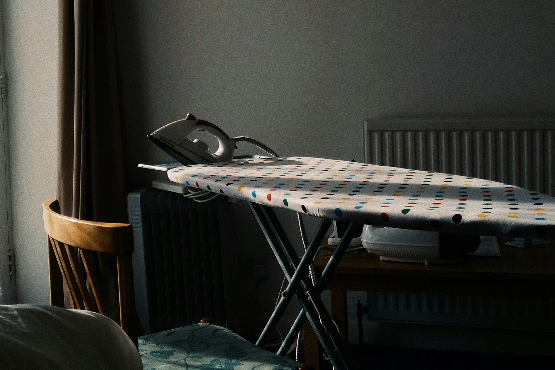 Braune Flecken auf einem gebügelten Kleidungsstück